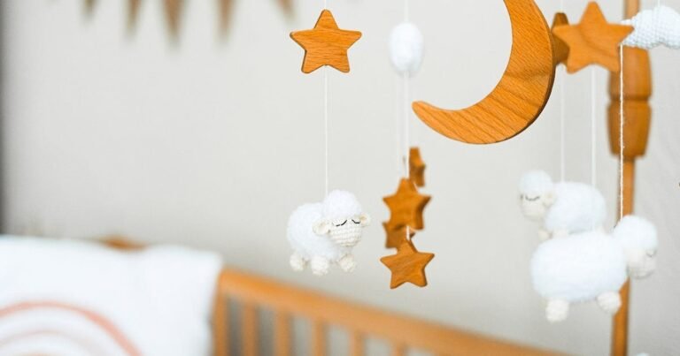 Featured image for when to switch from bassinet to crib