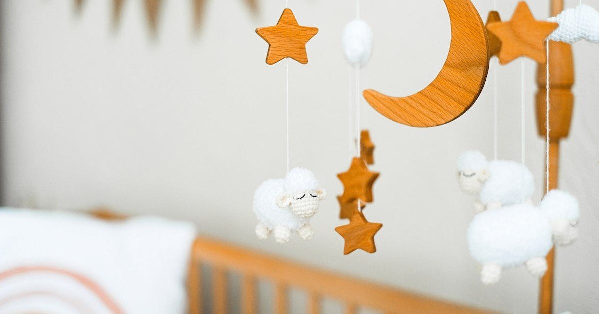 Featured image for when to switch from bassinet to crib